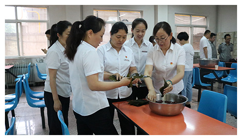 端午節活動(dòng)員工包粽子